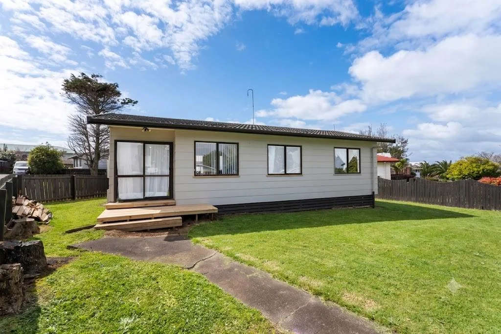Clendon Park 3 Bedroom Urgent Sale present all offers