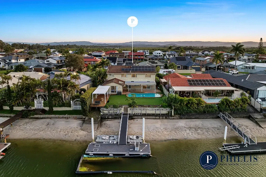 Paradise Point 5房  An Expansive Waterfront Opportunity with the Perfect Aspect and Endless Potential!
