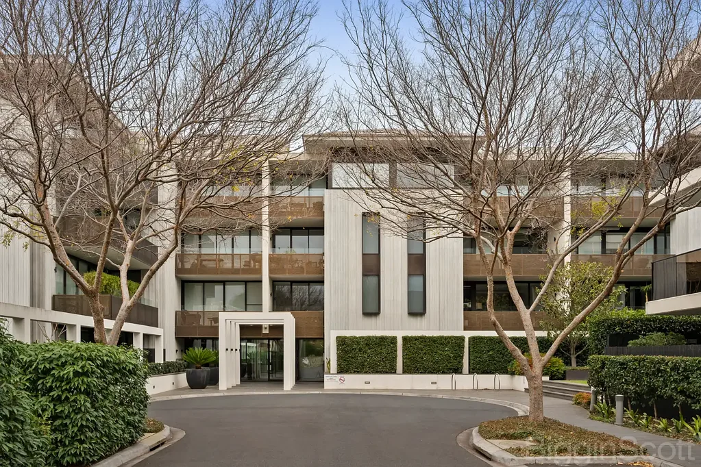 Brighton 2房 顶层瞰海景 Miele电器 石材台面 主卧带套间 开放式布局 绝对隐私 精心维护花园 Life’s Good at the Top!