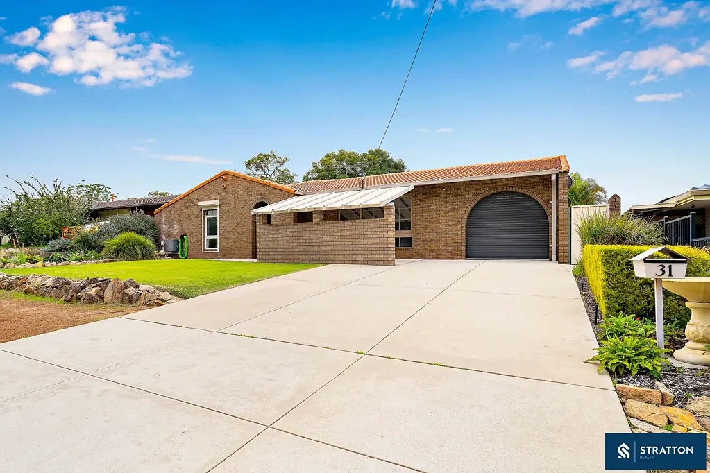 Gosnells 4房  Spacious Family Living with Pool, Multiple Living Areas, Drive Through Access to Workshop & Outdoor Entertaining