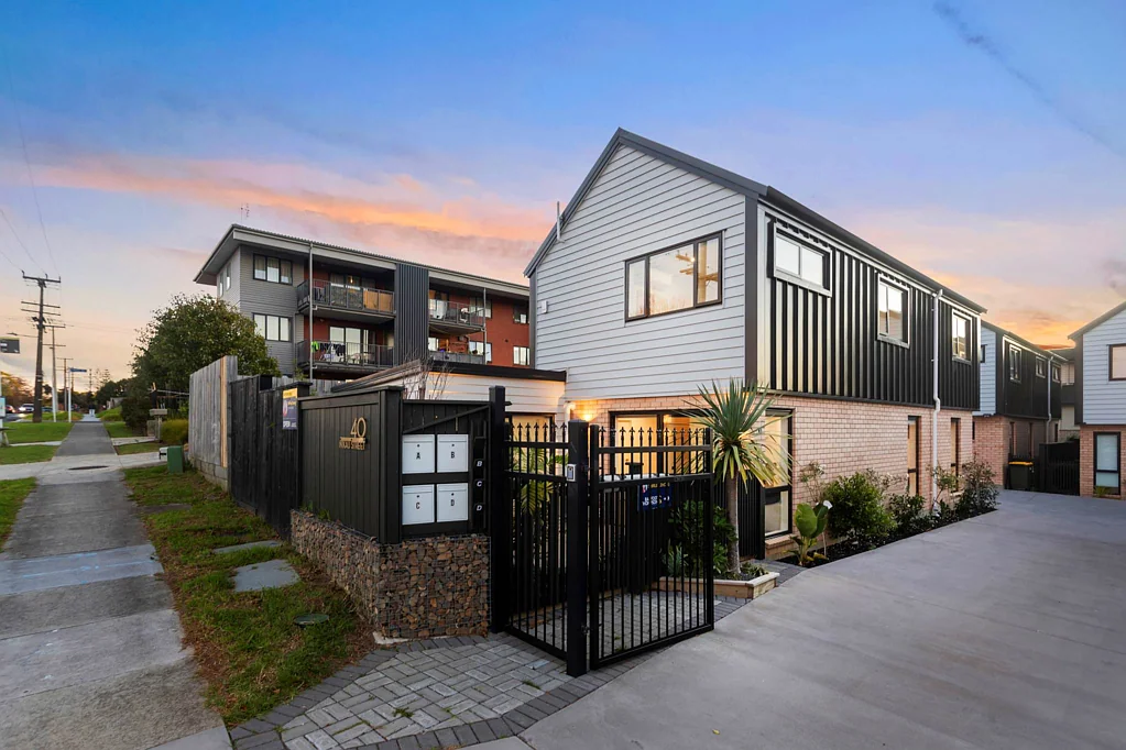 New Lynn 4 Bedroom Luxury Style, Standalone & Freehold Living Bliss!!