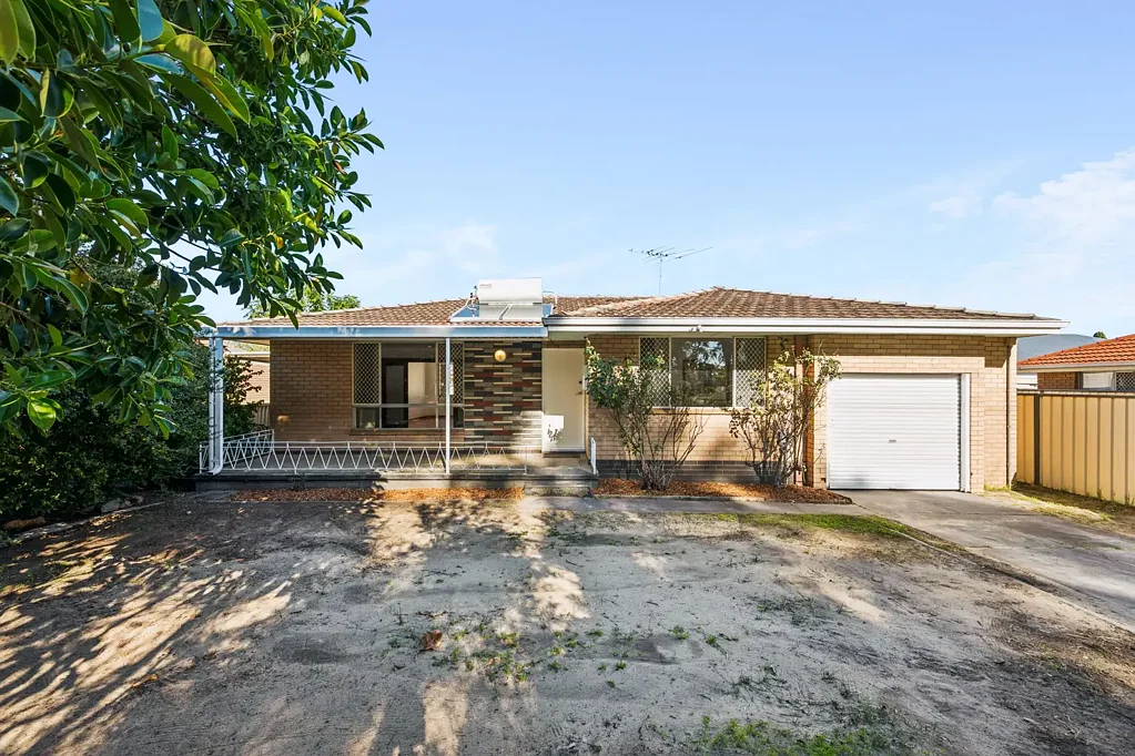 Forrestfield 3Phòng ngủ Street Front Home with Future Potential