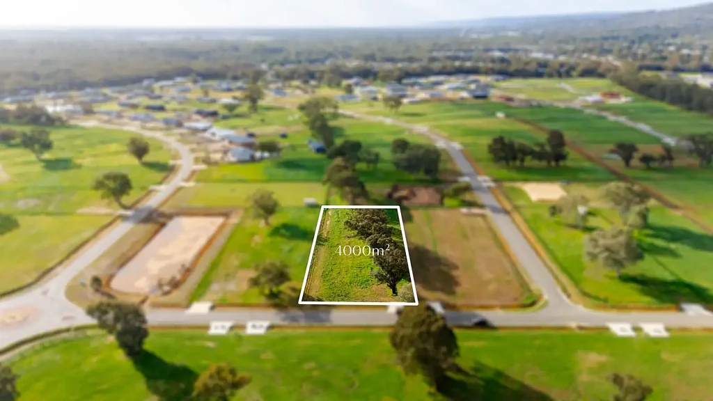 Darling Downs  A rare Darling Downs opportunity with spectacular range views.