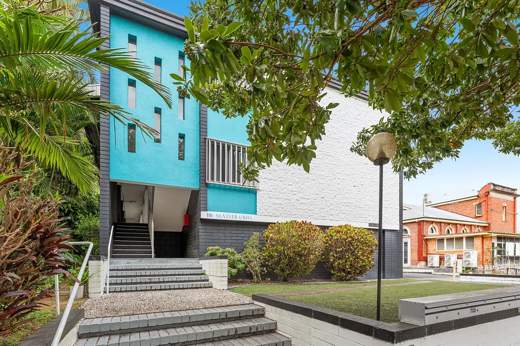 Wynnum 2બેડરૂમ RENOVATED UNIT IN ICONIC APARTMENT BLOCK - EAST OF RAIL
