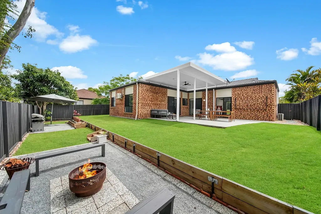 Ormeau 4房  Stylish Split-Level Home with Alfresco Entertaining and Bushland Views