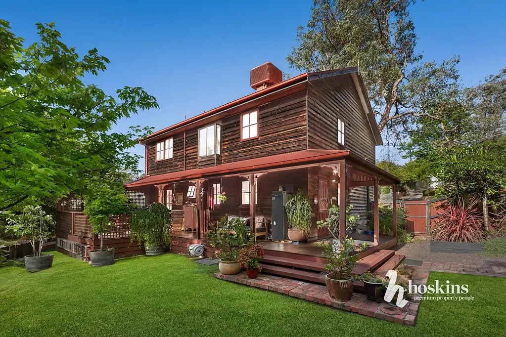 Donvale 4部屋 Huge 1531sqm (approx.) Block with Double Carport & Additional Parking