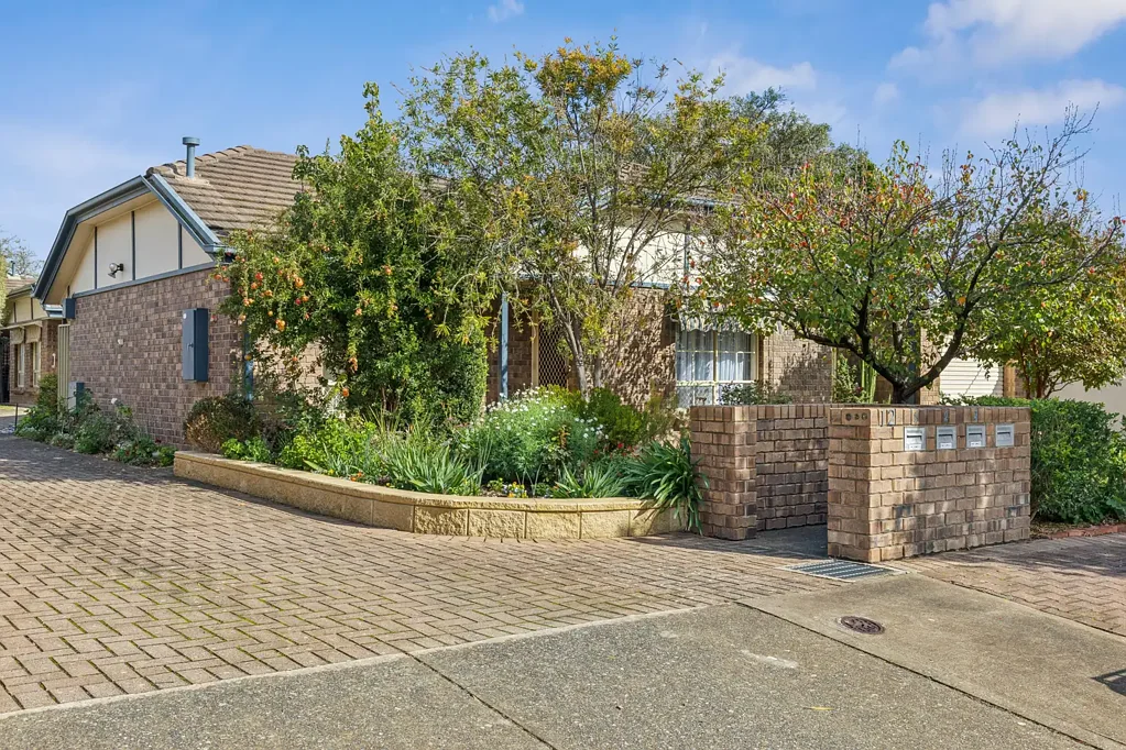 South Brighton 3房  Charming Homette ~ Prime Popular Location ~ Quiet Street with a Beautiful Garden