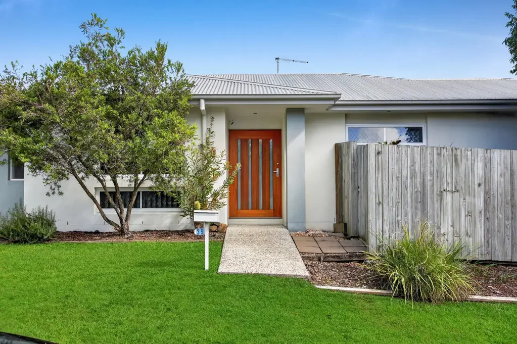 Willow Vale 4房  Corner Block Family Living with Strong Investment Appeal - Offers Over $999,000