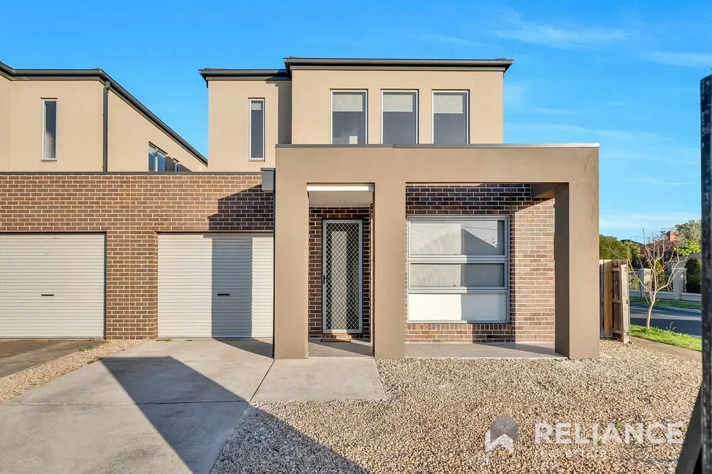 Three bedroom Townhouse in Great Location!
