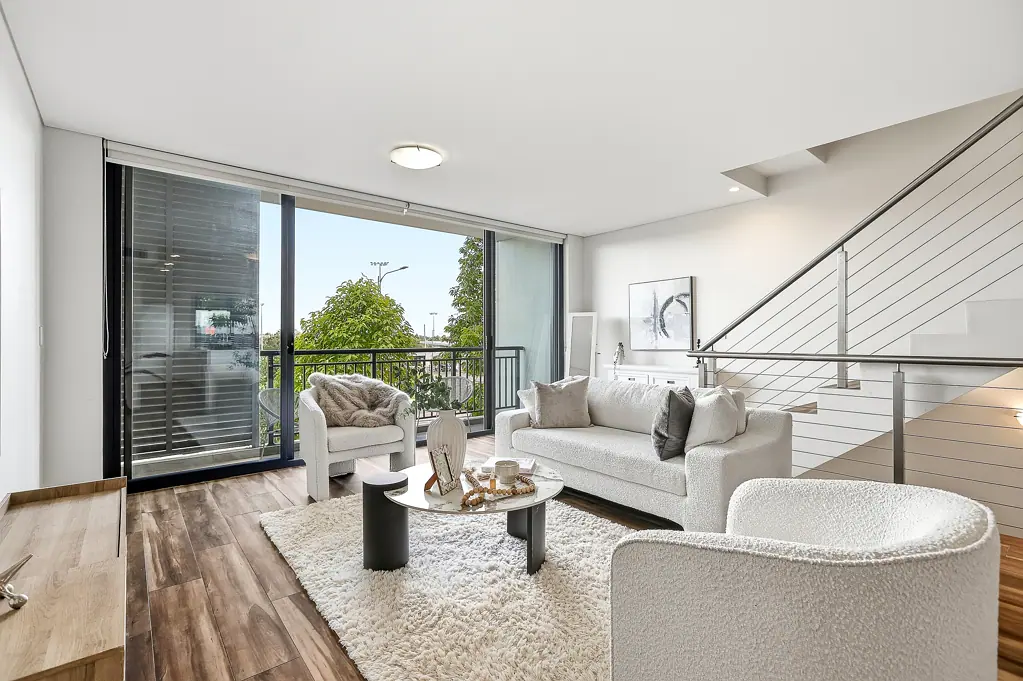 Kellyville 3Kwarto Solid concrete construction, only 7 years old. Two street frontages offering superb views, privacy and natural light.