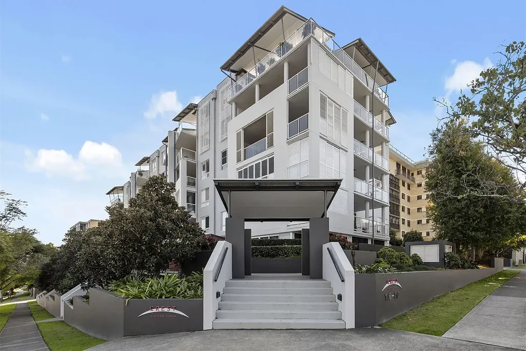 Clayfield 2Kwarto Rare Ground Floor Unit in Prestigious "The Crest on Bonney"