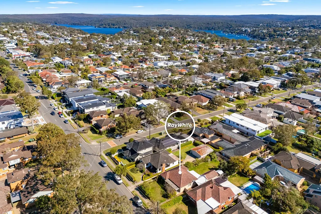 Caringbah South 2房 宽敞680平地块 西向后院赏日落 黄金地址潜力足 稀有土地价值高 Original Home with Endless Potential