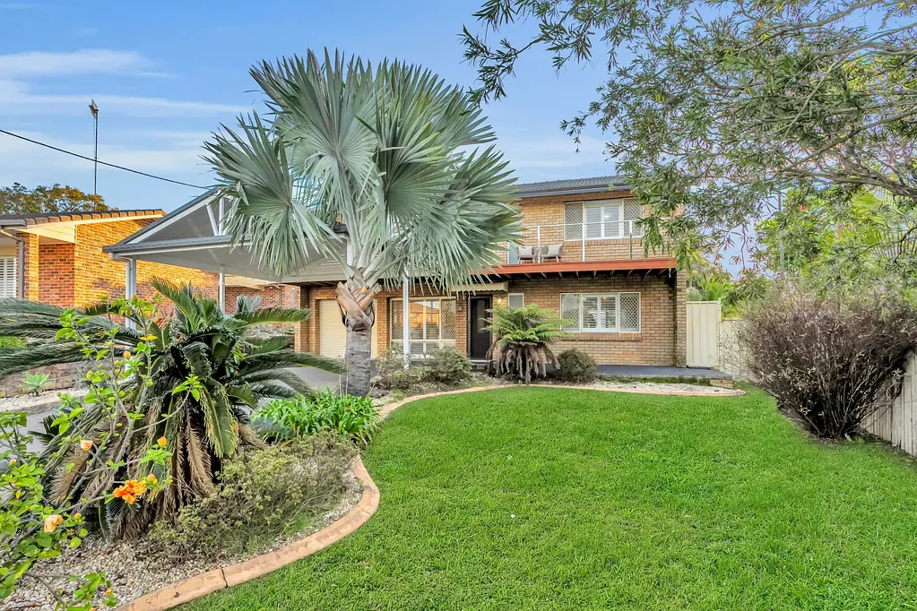 Bateau Bay 4 Bedroom Poolside Living in a Peaceful Coastal Setting