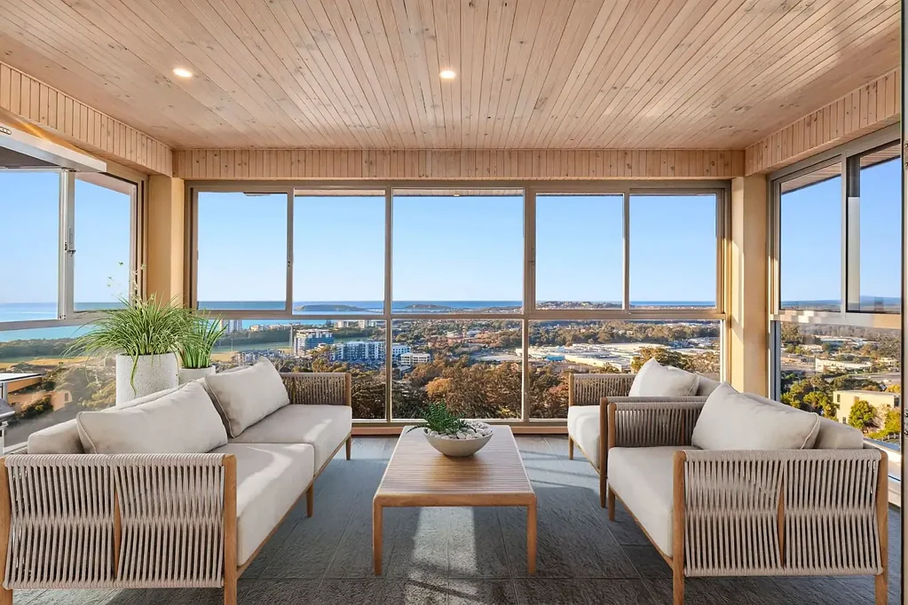 Coffs Harbour 4ห้องนอน Elegant Coastal Living with Lift Access and Ocean Outlook