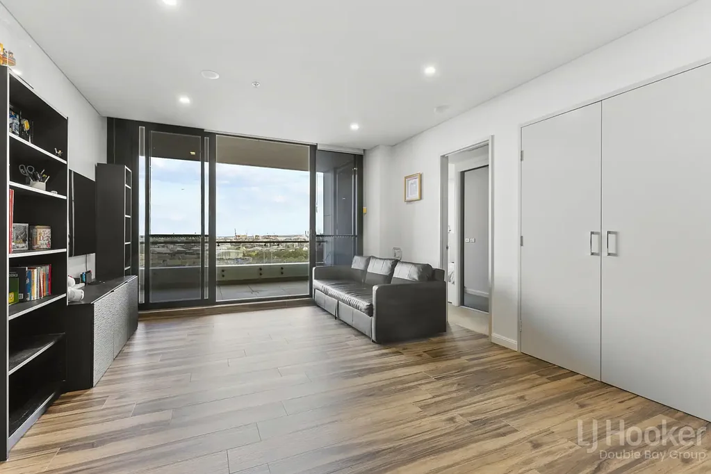 Bright apartment offering stunning views of Botany Bay and a