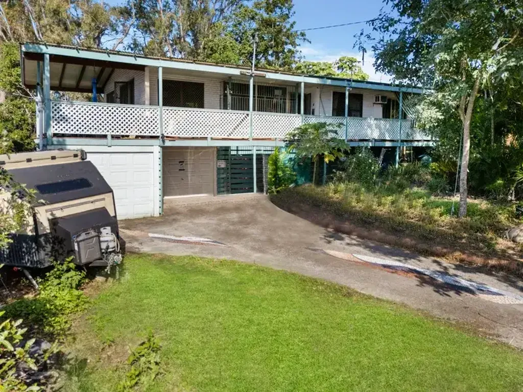 Riverview 3房 高地地块2180平米 交通便利潜力大 太阳能系统 两车位车库 安静家庭社区 FANTASTIC DEVELOPMENT OPPORTUNITY