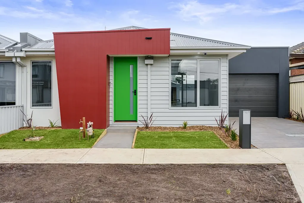 Altona Meadows 3房 近新住宅 2.7米高顶 40毫米石材台面 主卧带套间 步行可达商圈学校 Modern Designer Home with High-End Finishes & Private Outdoor Space!