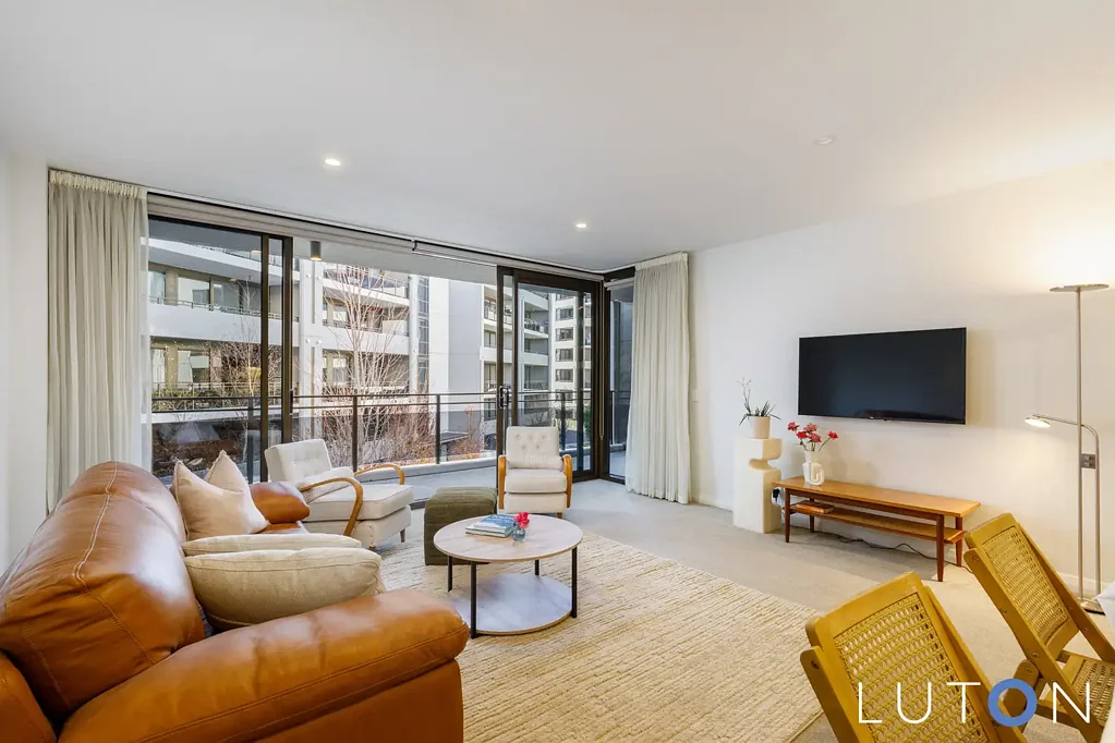 Barton 2房  Light-filled two-bedroom in sought-after Governor Place