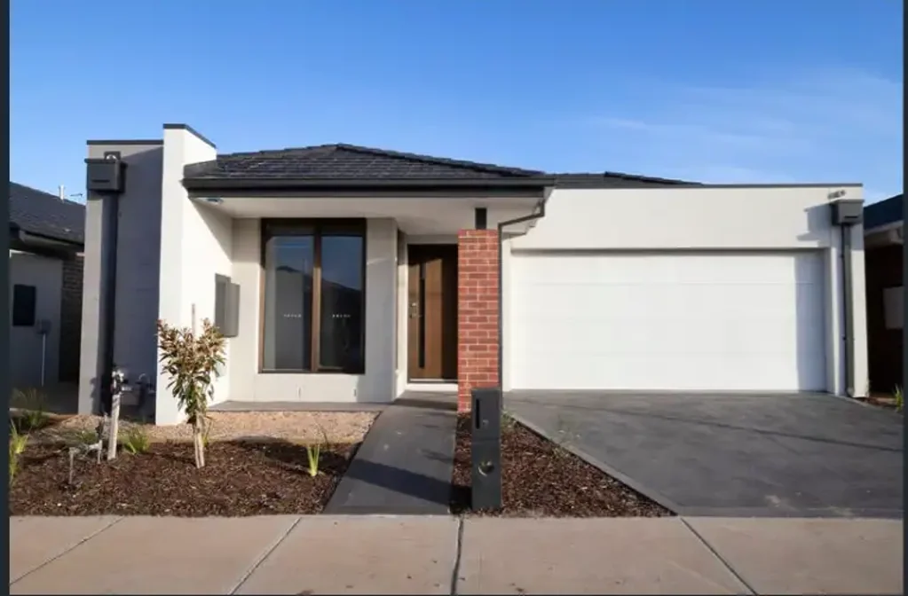 Saffron real estate presenting - Modern Family Living in the Heart of Deanside!!