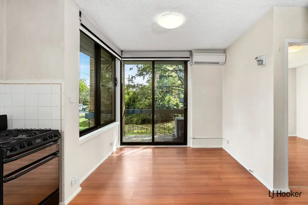 Double Glazed, Ground Floor Gem