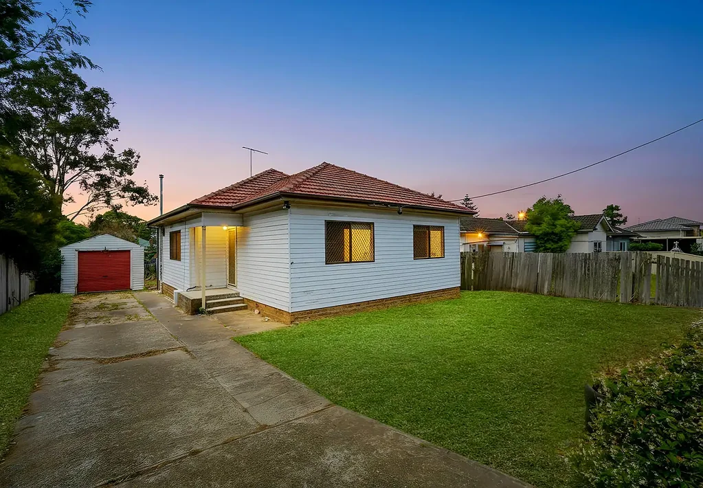 Toongabbie 3房 步行12分钟达火车站 全新厨房 翻新浴室 696m²平整地块 联排别墅开发潜力 WALK TO STATION & SHOPS