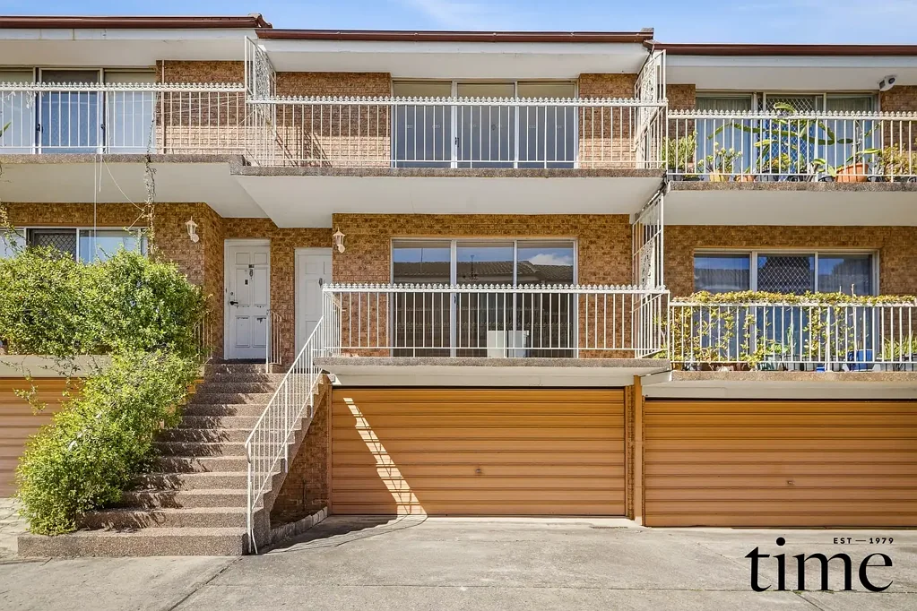 Ashfield 2Zimmer Oversized Townhouse with Outstanding Potential