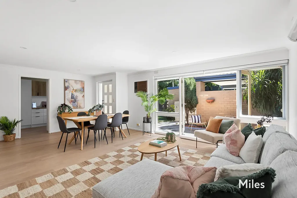 Heidelberg Heights 2Phòng ngủ Superb Single-Level Living with an Exceptional Garden Setting