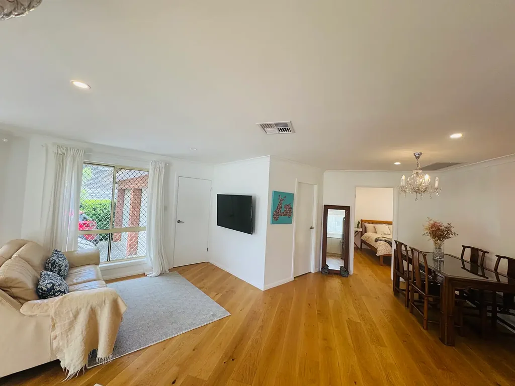 North Ryde 3房 宽敞地块宁静社区 精美翻新高端升级 全新厨房时尚浴室 工程木地板开放式空间 步行可达商店学校 Fully renovated, street-facing villa  one of only two!