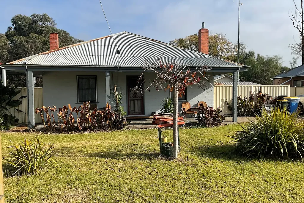 Cobram 3 Bedroom 3 Bedroom Solid Brick Home