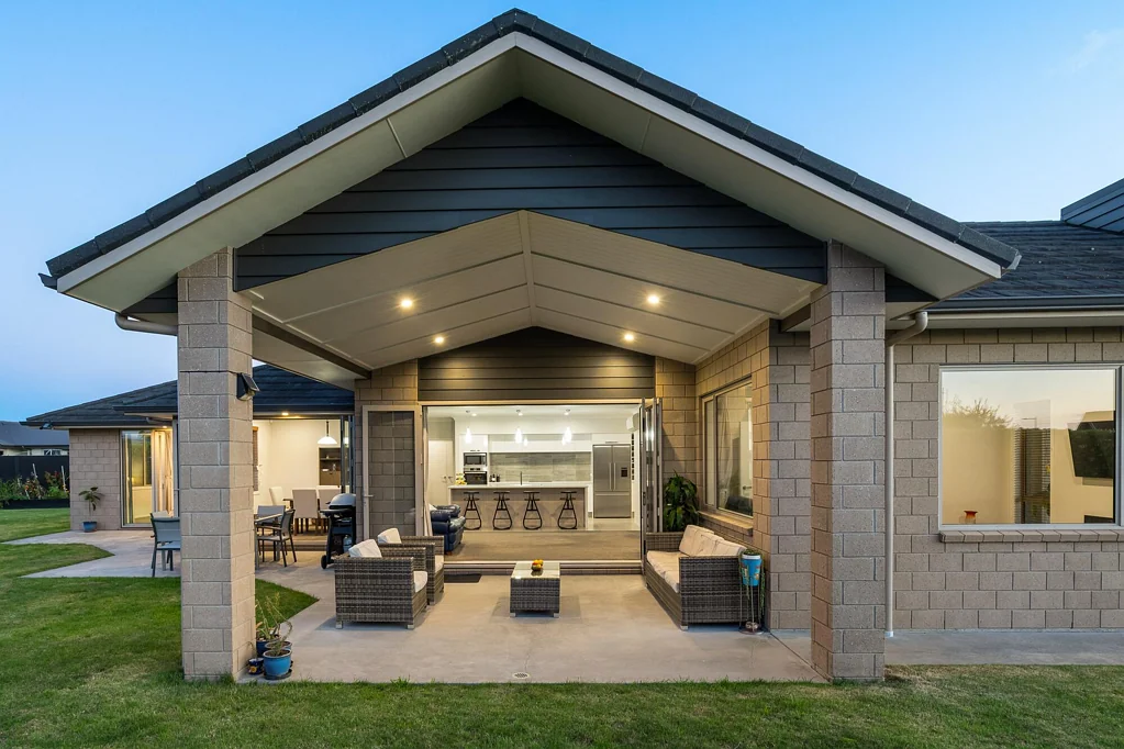 Cambridge 4ห้องนอน St Kilda – Elevated, 3 Car Garaging, Fruit Trees
