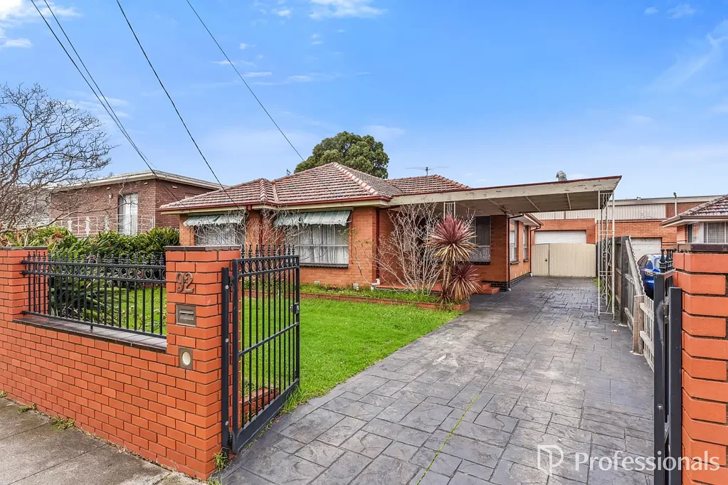 Moorabbin 4Habitaciones A Rare Moorabbin Opportunity - Four Bedrooms, Multiple Living Zones & Exceptional Convenience
