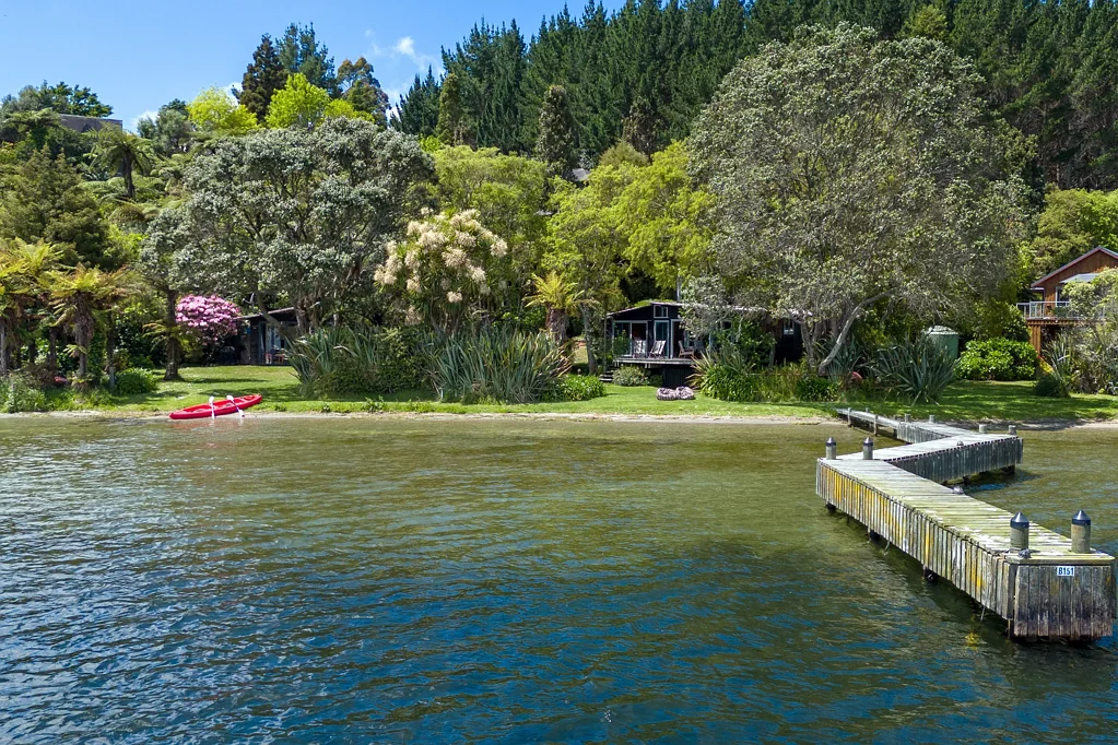 Tikitere 3Kwarto Mid-Century Design, Timeless Lakefront Living