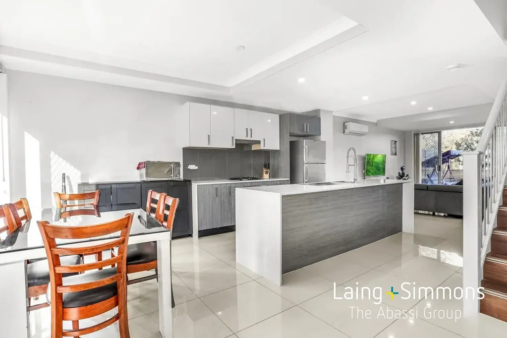Ropes Crossing 3બેડરૂમ Dual Level Living in the Heart of Ropes Crossing