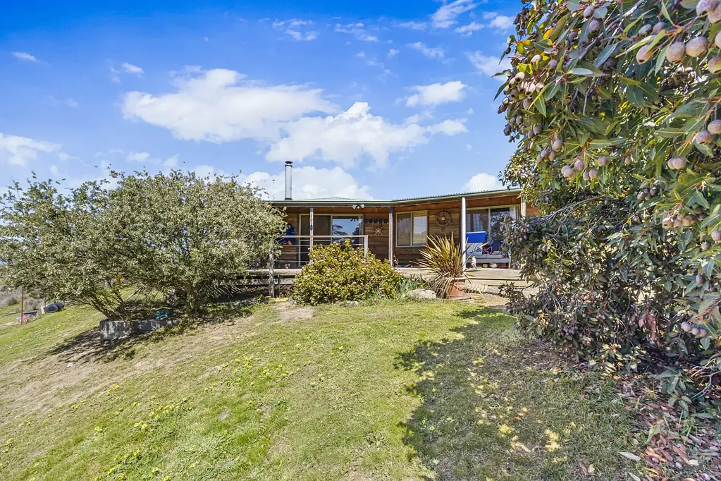 Dereel 2 Bedroom Country Escape with Outstanding Shedding and Serene Bushland Views