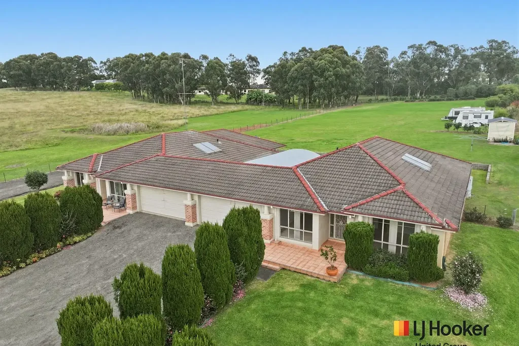 Glenmore Park 8房 2.67英亩阔地 私家入口成熟花园 两处宽敞住宅 多代同堂理想地 西部枢纽近享 Rare Dual Occupancy Acreage Opportunity in a High-Growth Location