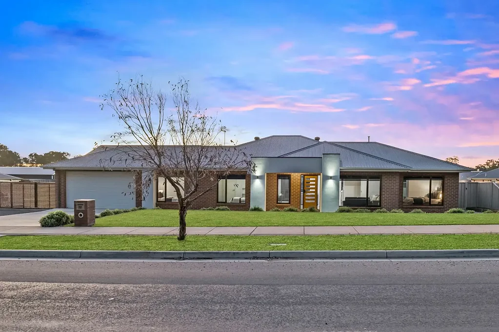 Ascot 4 Bedroom Contemporary Family Living on Over a Quarter Acre