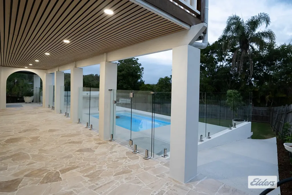 Rochedale South 3房 坡地壮景 超大泳池 多功能底层 全新厨房 双车库 便捷生活 Stylish renovations and a stunning pool with three outdoor areas