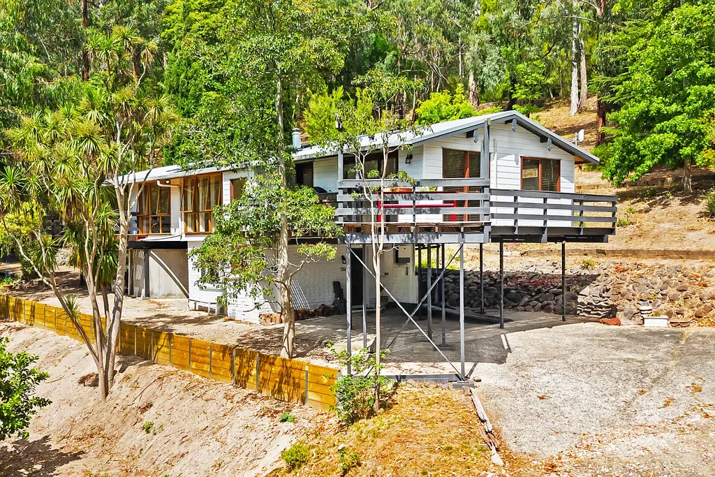 Jeeralang Junction 4房  Unreal Mid-Century Rural Retreat with Breathtaking Panoramic Bushland Views