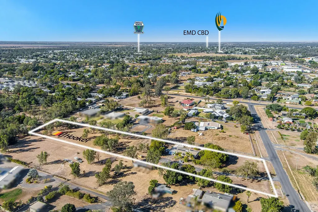 Emerald 4chambre Close to Town with Space to Grow on Approximately 2.50 Acres!