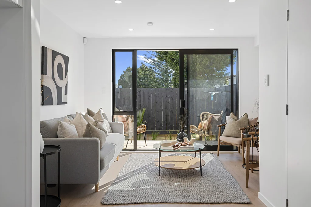 Mangere Bridge 2침실 Modern, Low Maintenance Living