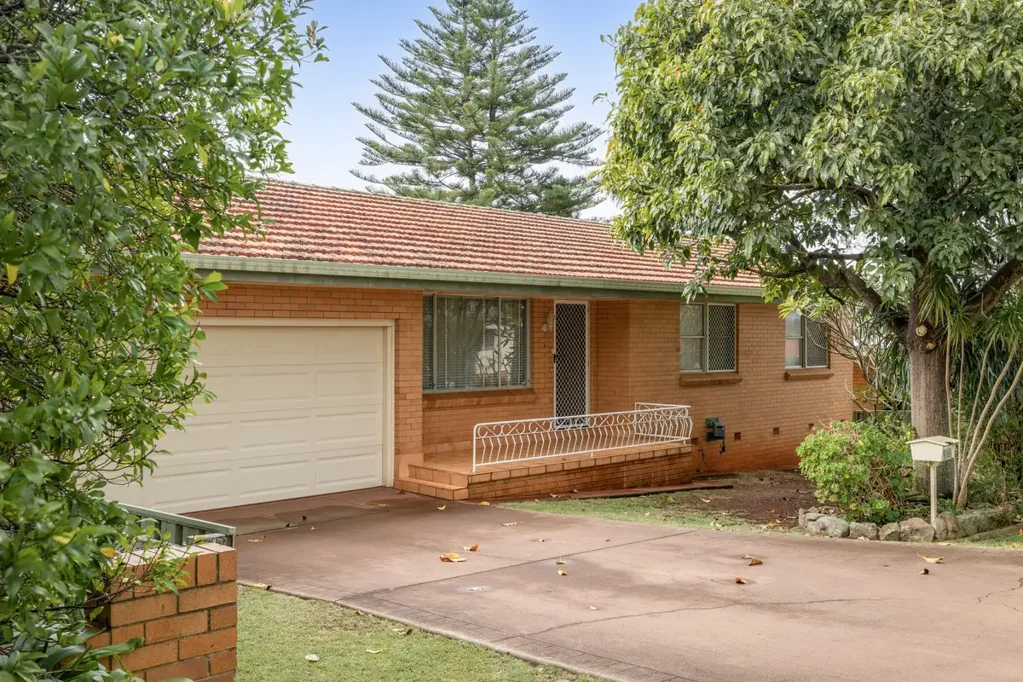Comfortable 3-Bedroom Home in the Heart of Centenary Heights