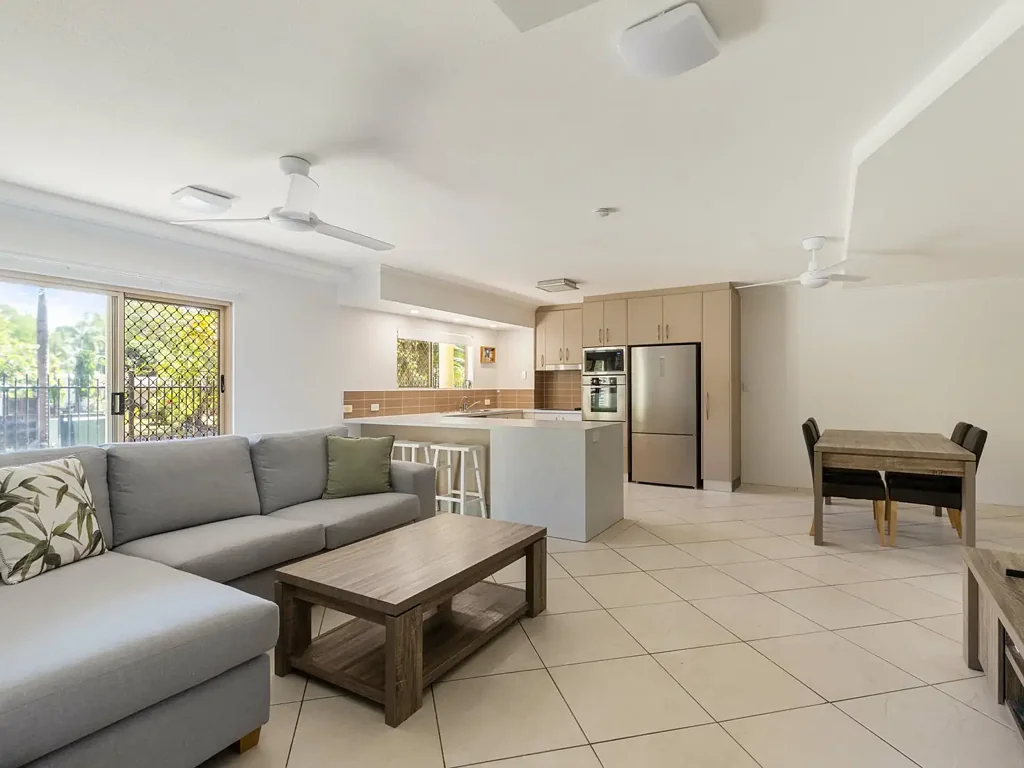 Port Douglas 4 Slaapkamer HUGE RESIDENTIAL APARTMENT WITH ADDED FLEXIBILITY - YES YOU CAN LIVE HERE