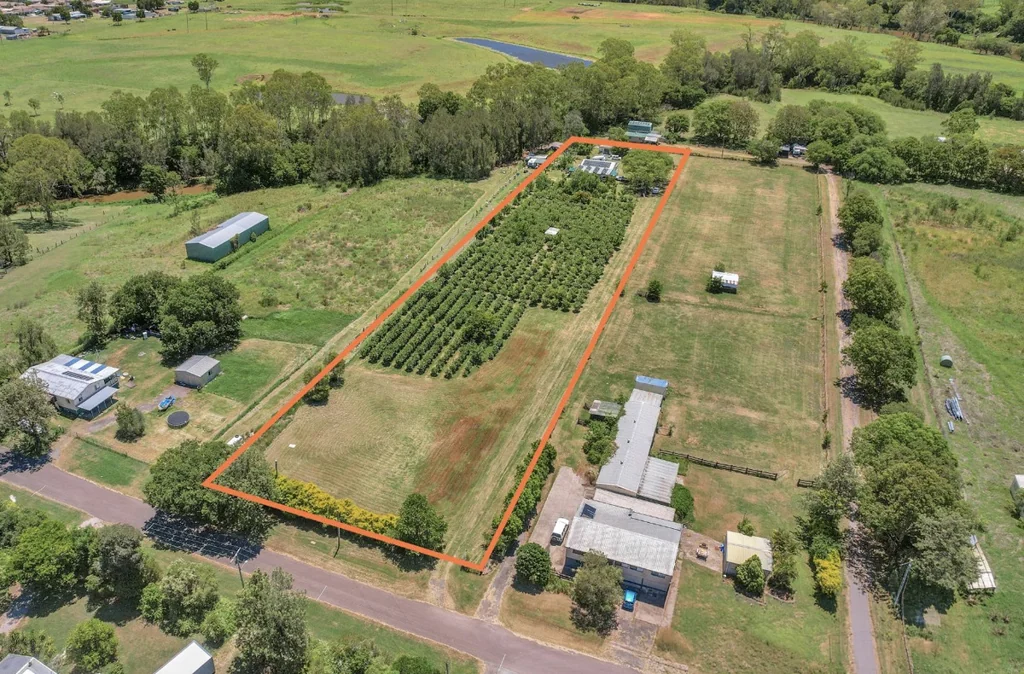 Bundamba 6部屋 Versatile Acreage Living with Established Guava Farm Income Potential