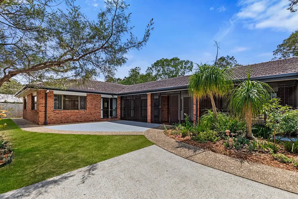 Ferny Grove 5 Slaapkamer Dual-Living Opportunity with Solar & Modern Comforts