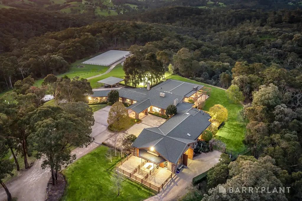Wonga Park 4Habitaciones EXCLUSIVE OPEN HOME SATURDAY at 4.30pm - strictly by prior registration. Contact Kathy 0411 619 336
