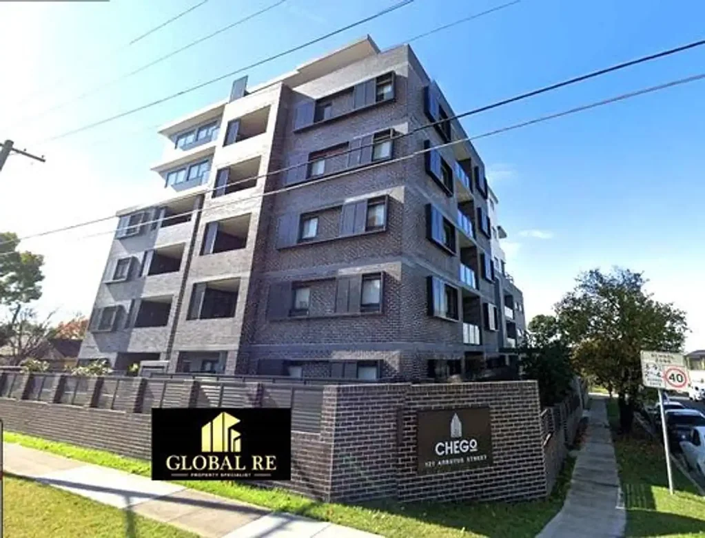 Fantastic apartment within a footsteps to local shops and restaurants