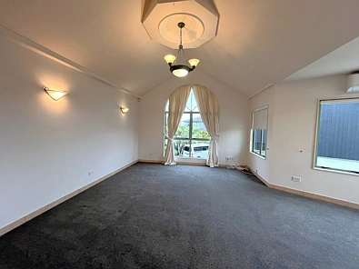 Double Garage is NOT included in the tenancy.