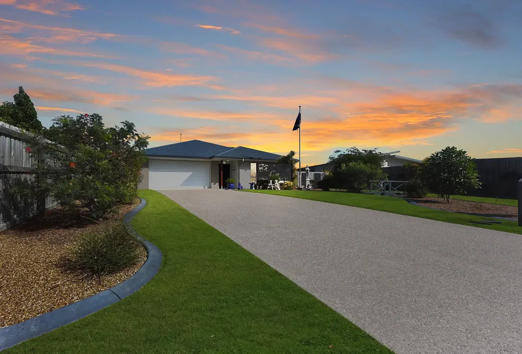 Toogoom 4 Slaapkamer WALK TO THE BEACH, 2,052m2 OF FREEDOM AND GARAGING FOR ALL THE TOYS!