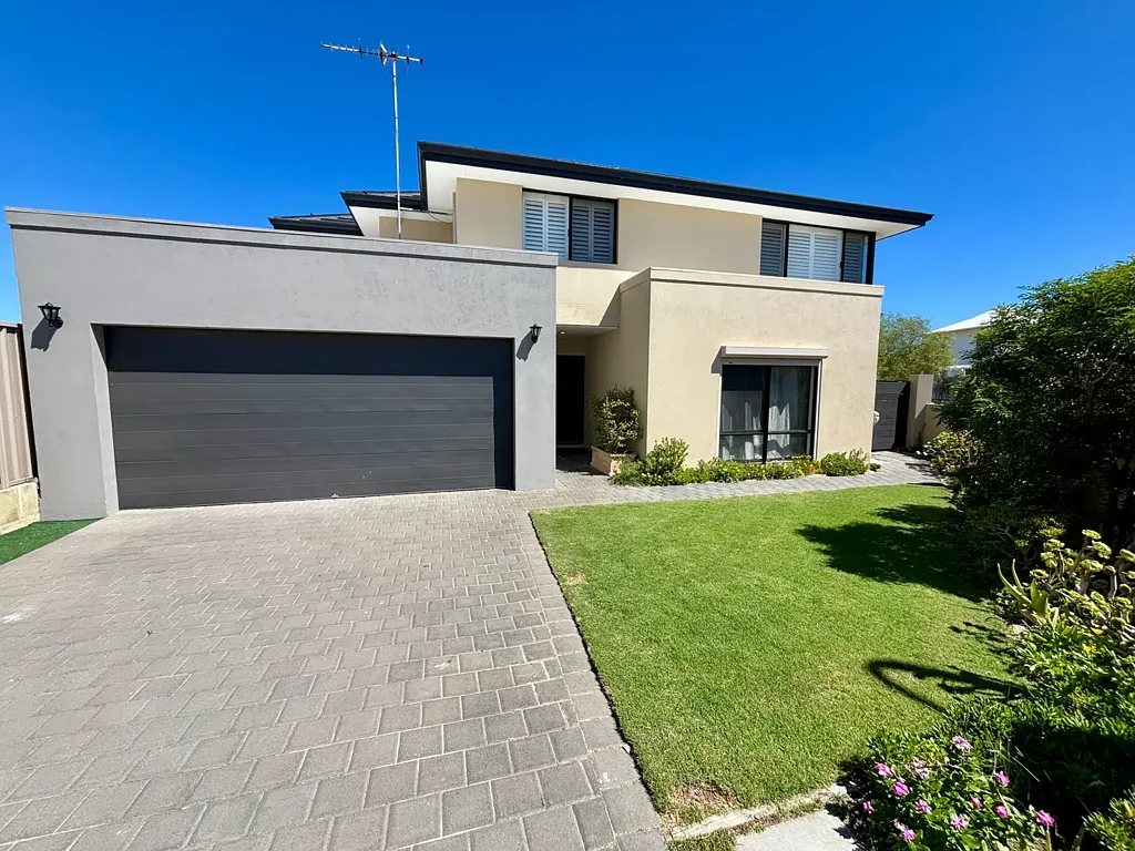 LARGE DOUBLE STOREY HOME WITH OCEAN VIEWS !!