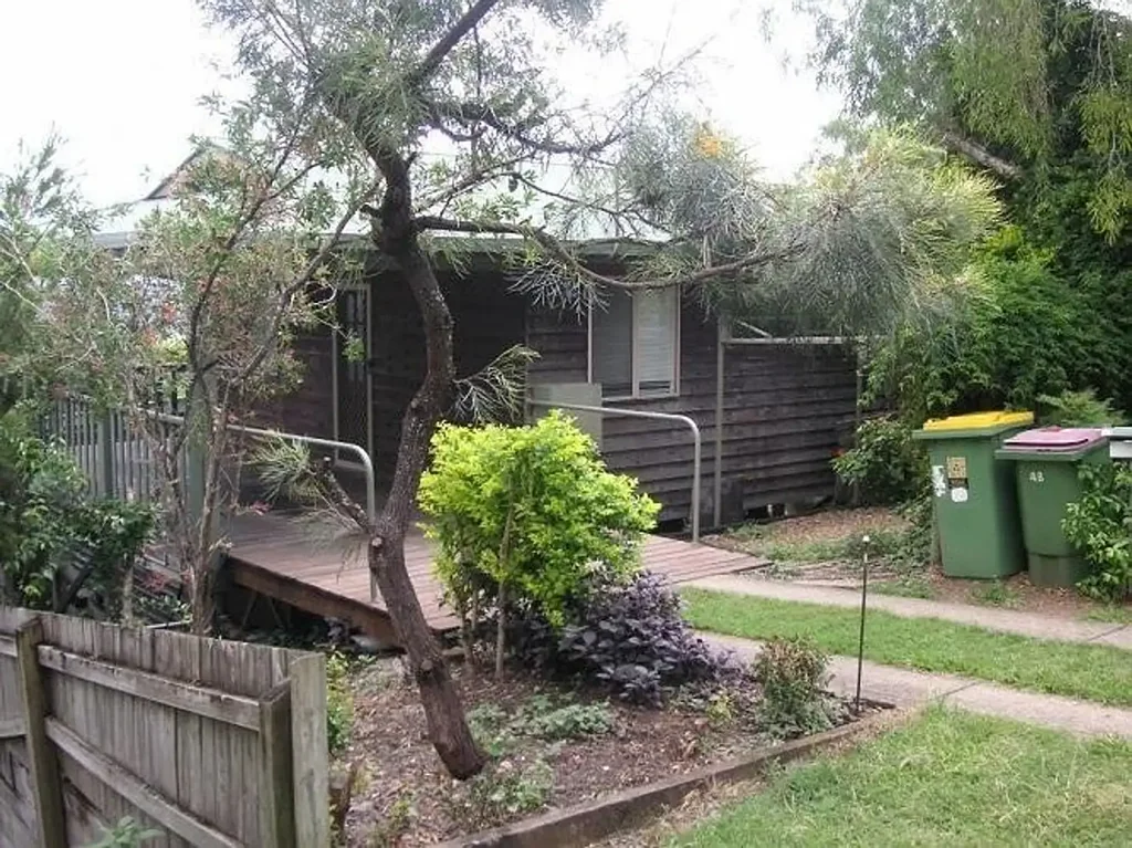 COSY UNIT WITH UTILITIES INCLUDED!